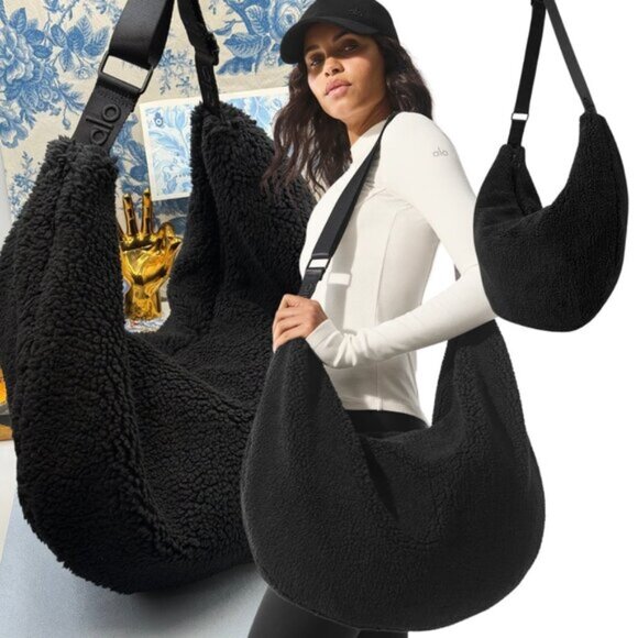 🆕 ALO YOGA 🧿 NWOT Sherpa Om The Go Sling Bag - Black Sherpa - Picture 1 of 16